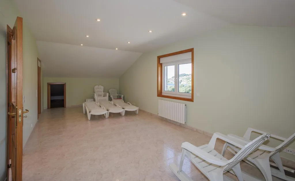 Toad - New Villa with Sea Views in Poio