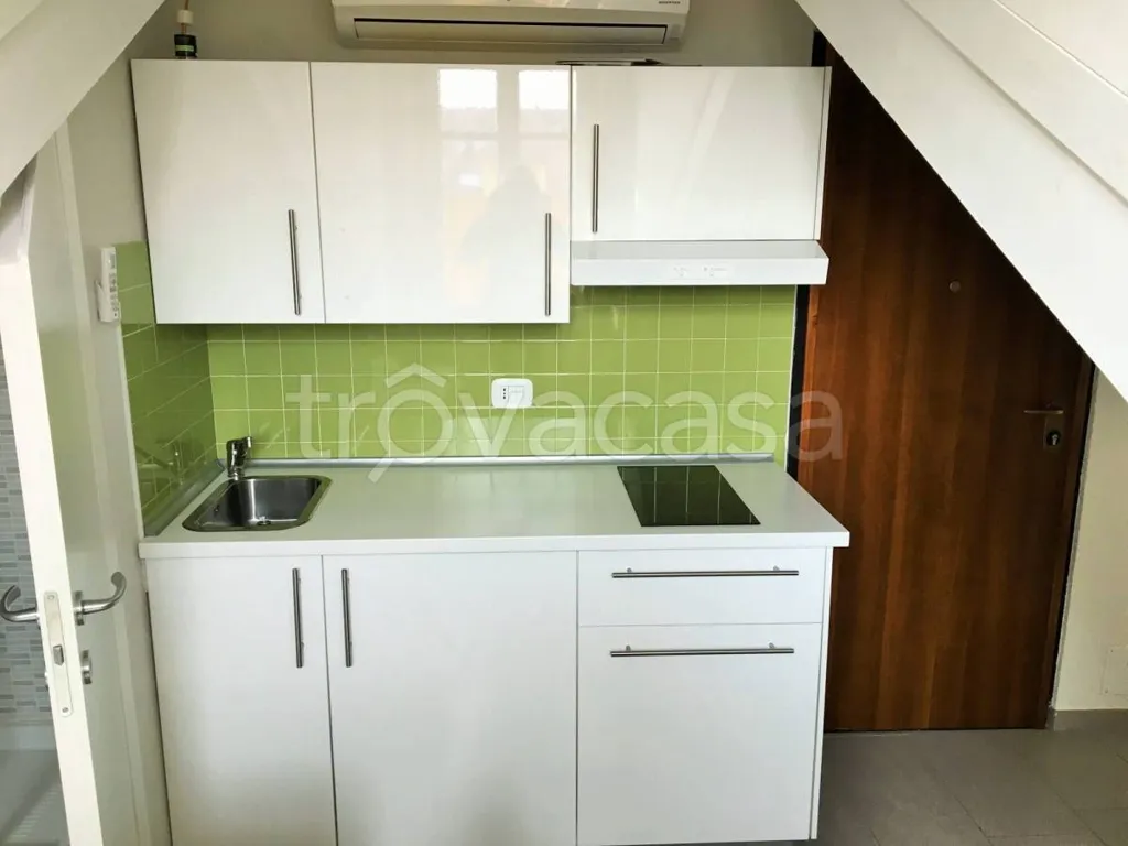 Cucina - Mansarda ristrutturata con balcone a Torino