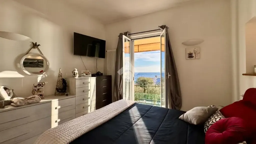 Chambres - Quadrilocale with Sea View Balcony in Noli