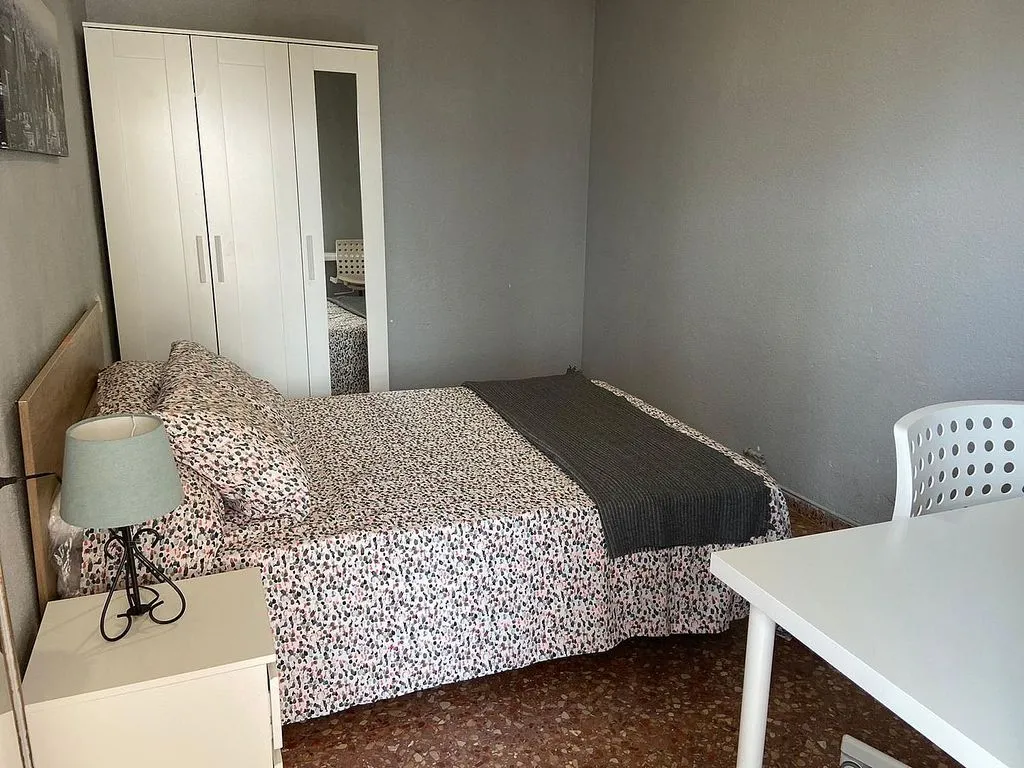 Student Flat with Balcony in Mestalla