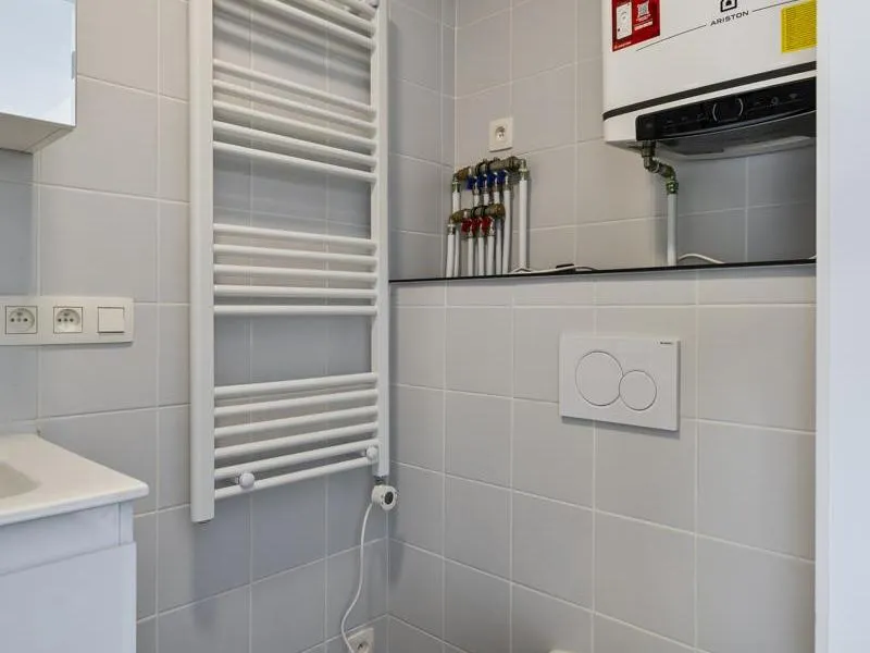 Salles de bain - Studio Rénovée avec Grandes Vues à Leuven
