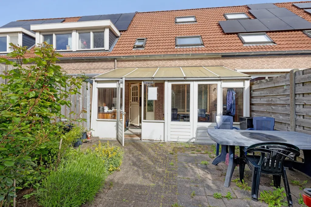 Terrasse - Three-Storey House with Garden in Waddinxveen