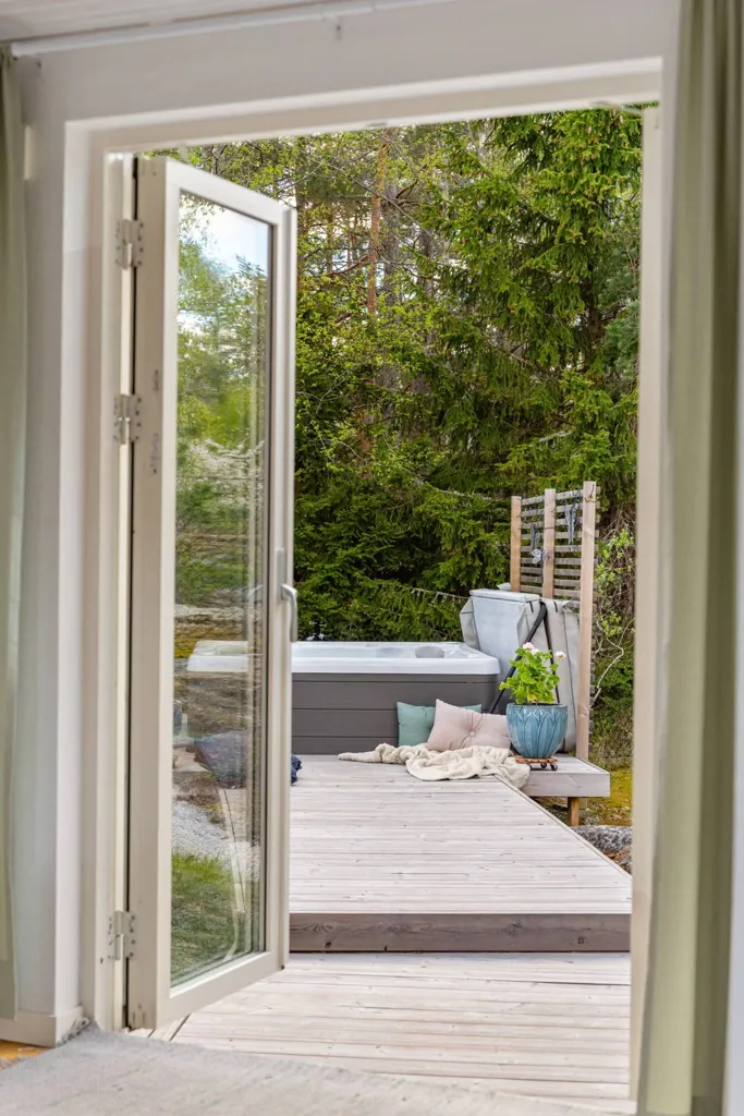 Terrasse - Charming Red Villa with Sea View in Isättraviken