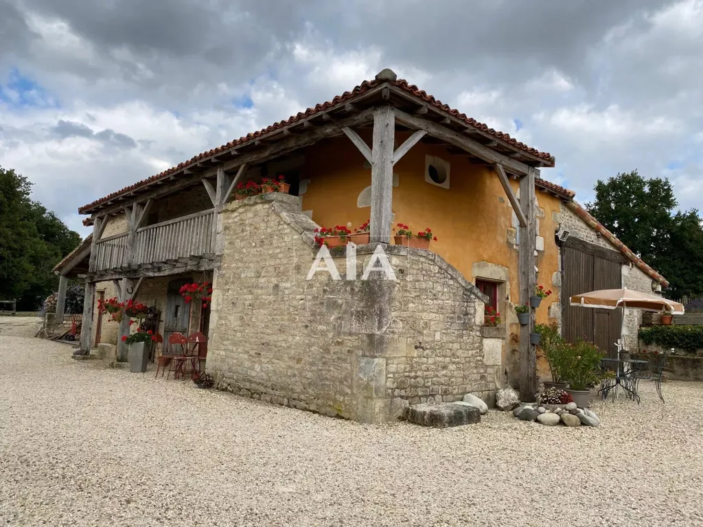 Aed - Charming Property with Pool between Civray and Ruffec