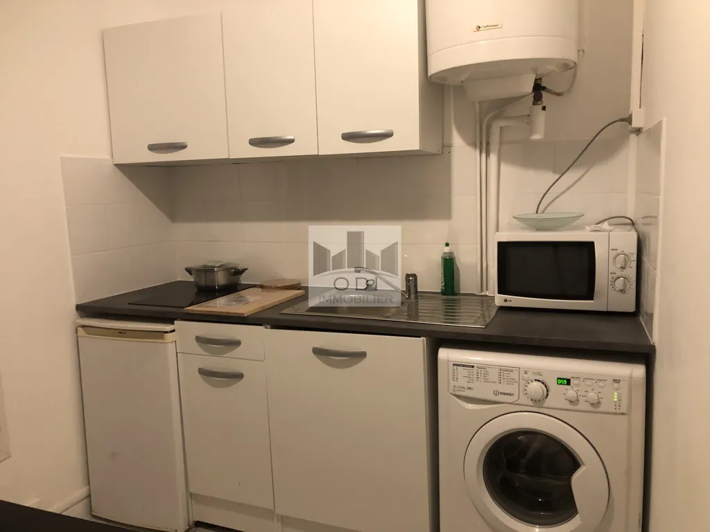 Cuisine - Studio Meublé dans Immeuble Ancien à Paris