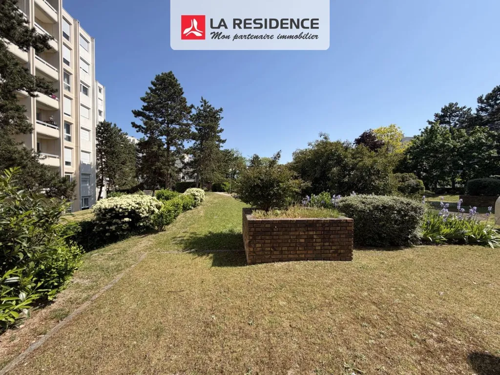 Aed - Apartment with Balcony in Chatou