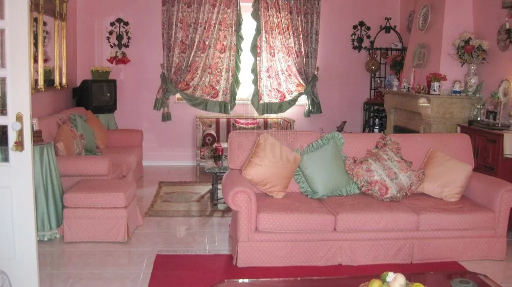 Living Room - Luxury House with Pool in Sintra
