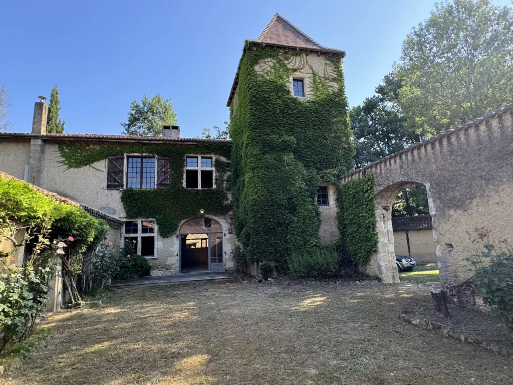 Aed - 16th Century Manor with Pool near Auch
