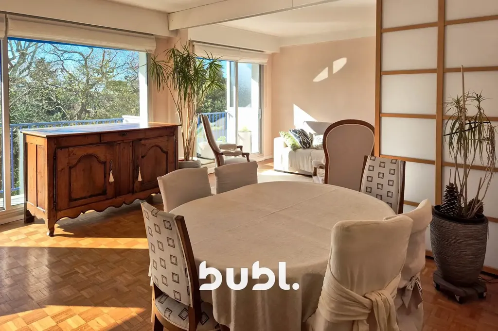 Dining Room - Bright Apartment with Balcony in Parc d'Hiver