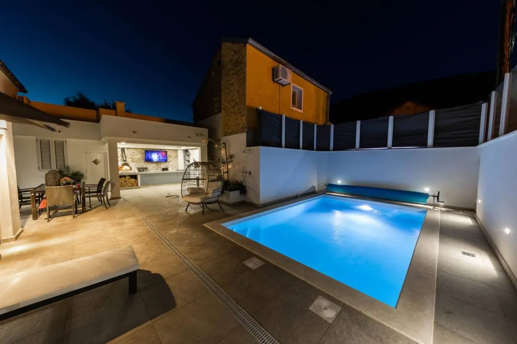 Piscine - Three-Storey Villa with Sea View in Bribir
