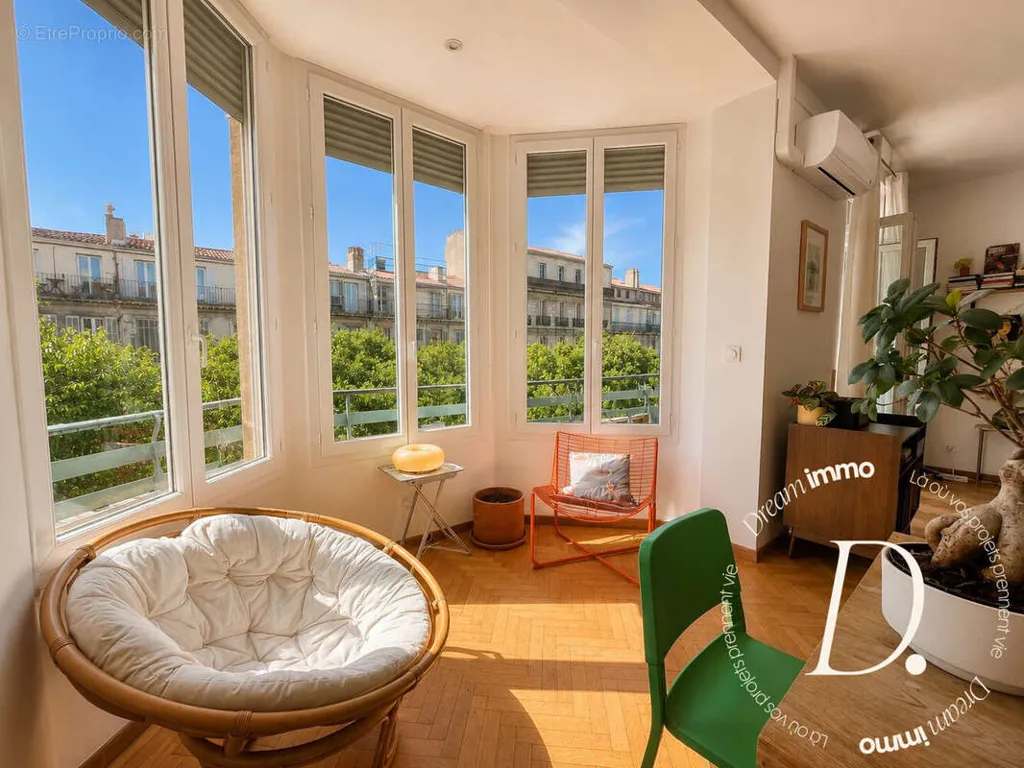 Soggiorno - Characterful T3 with Balcony in Marseille 6e