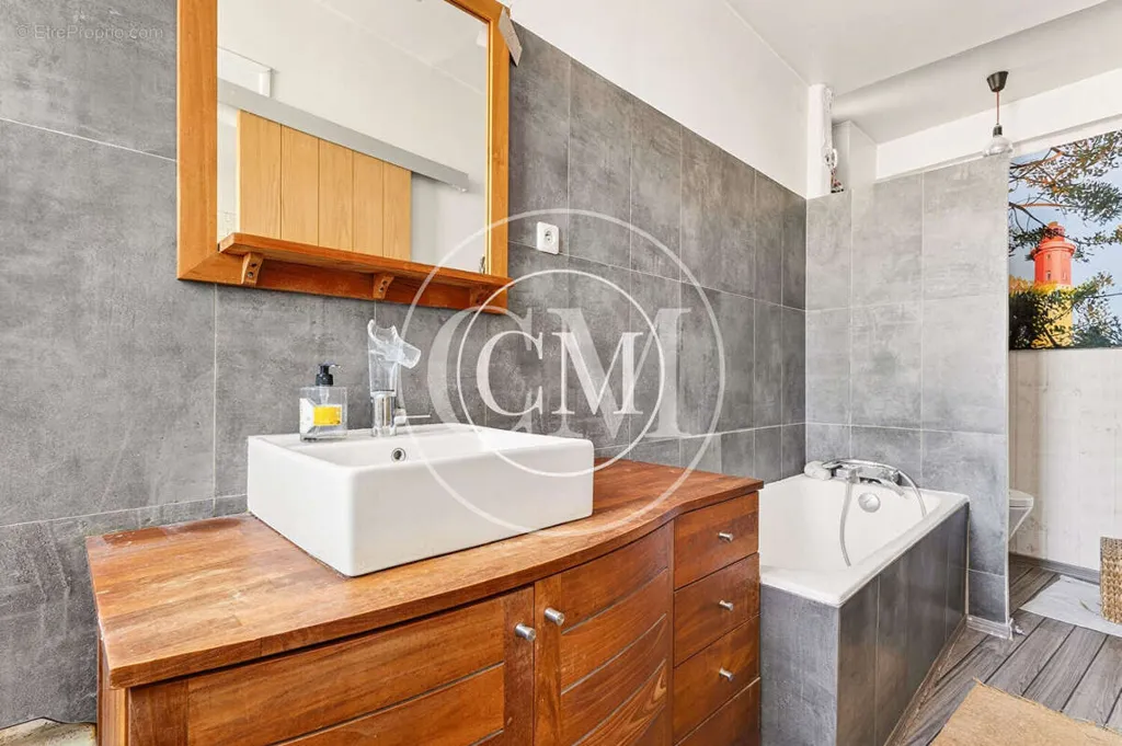 Salles de bain - Appartement Rénové avec Vue Panoramique à Issy-les-Moulineaux