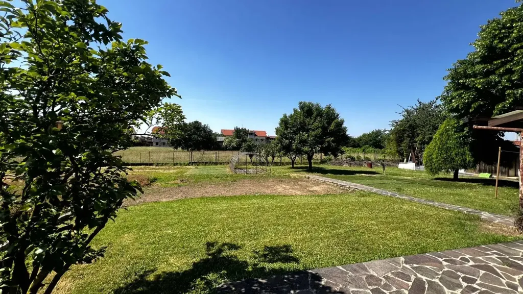 Aed - Villa with Edificabile Potential in Bernareggio