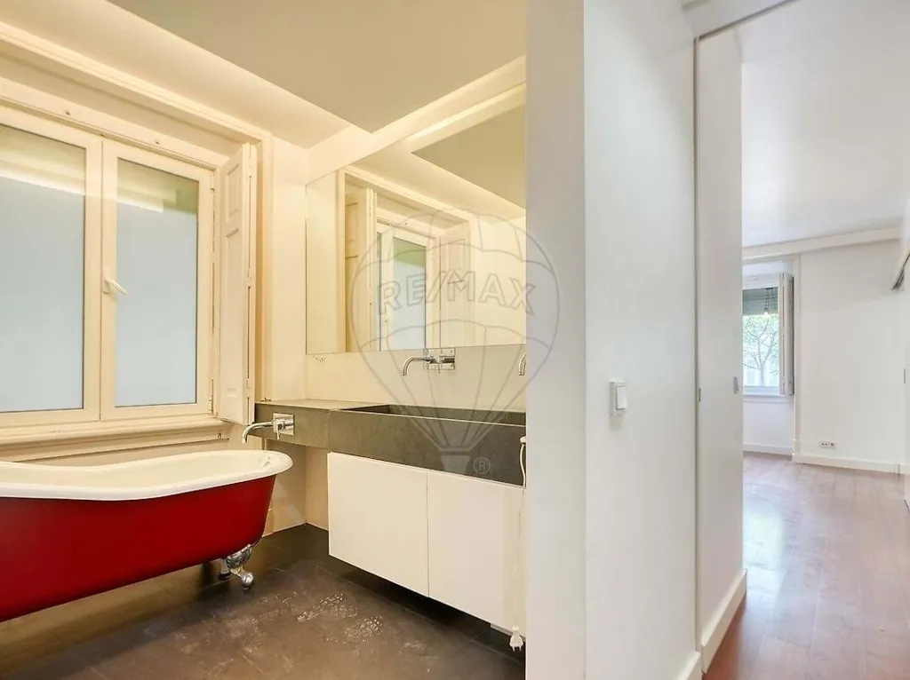 Salles de bain - Lisbon Condo with Terrace and Fireplace