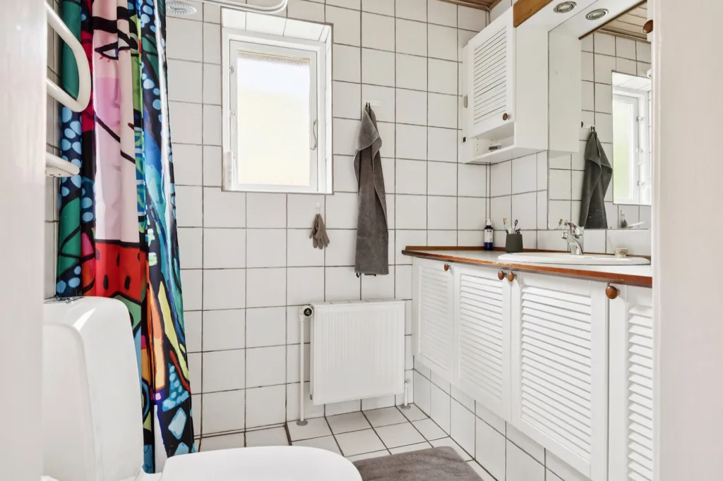 Bathrooms - Rustic Villa with Garden in Viborg