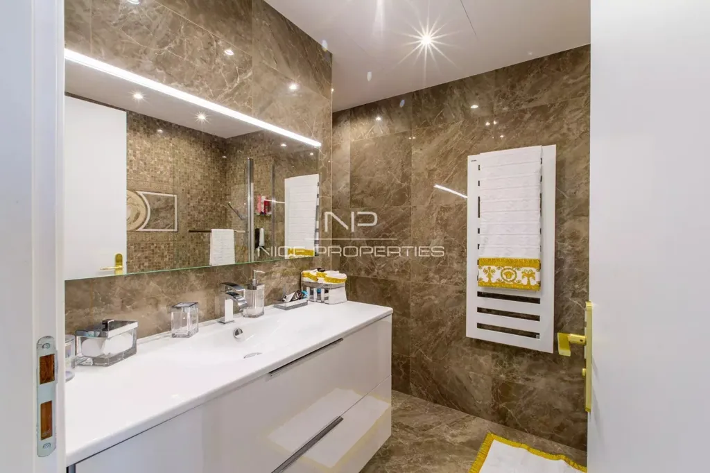 Salles de bain - Appartement Luxueux avec Vue Panoramique Mer à Nice Mont Boron