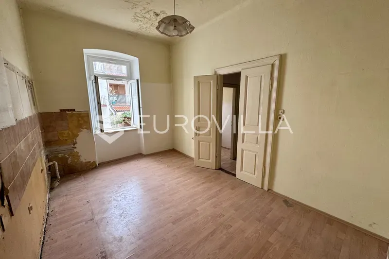 Toad - Three-Bedroom Seafront Apartment in Crikvenica