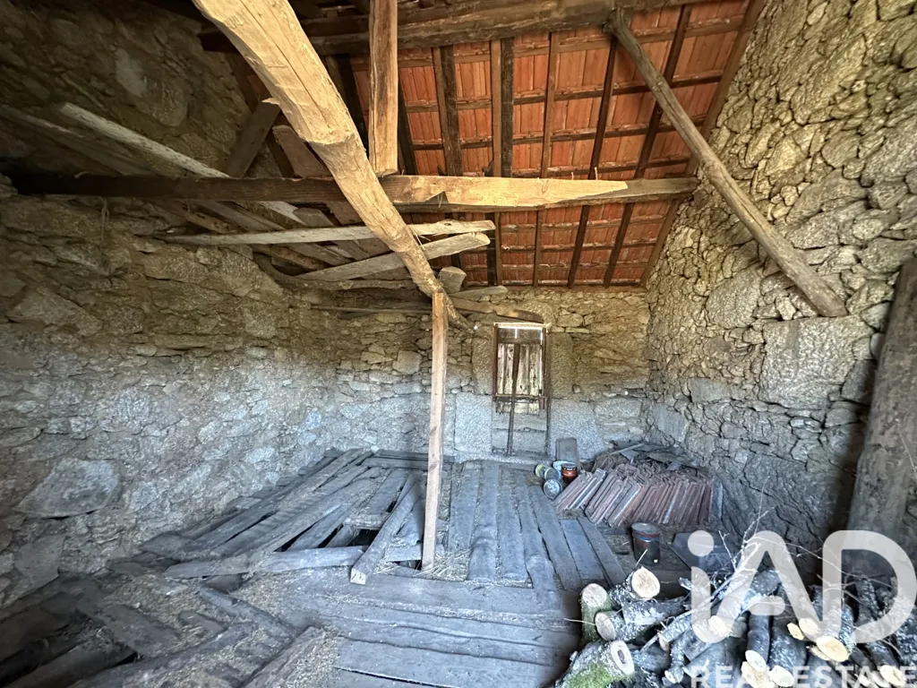 Pièces - Buildable Plot with Granite Shed in Mangualde
