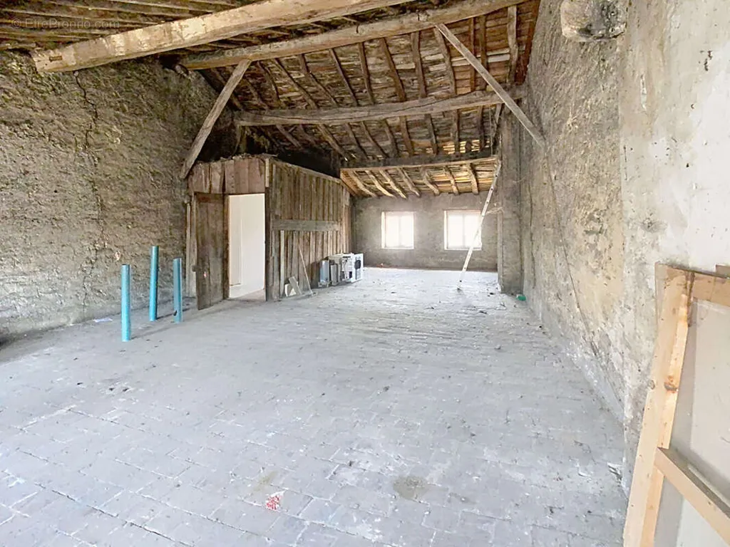 Pièces - Maison de Ville avec Deux Appartements à Pont-de-Vaux