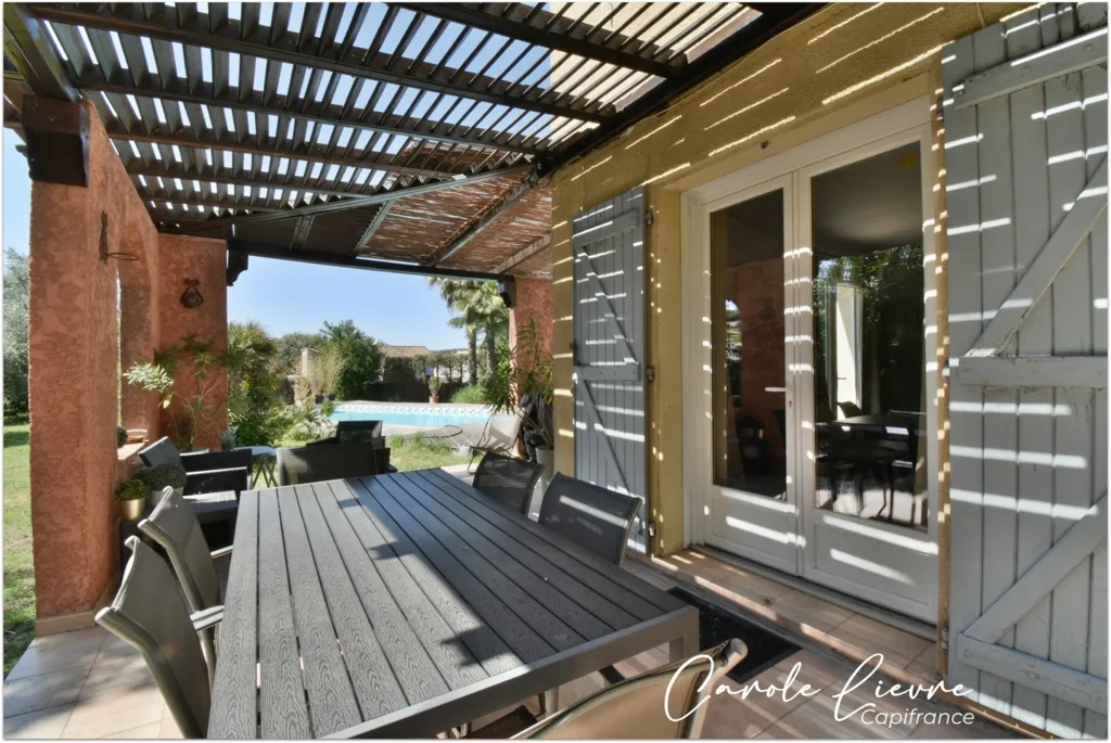 Terrasse - Maison avec Piscine et Terrain de 2000 m²