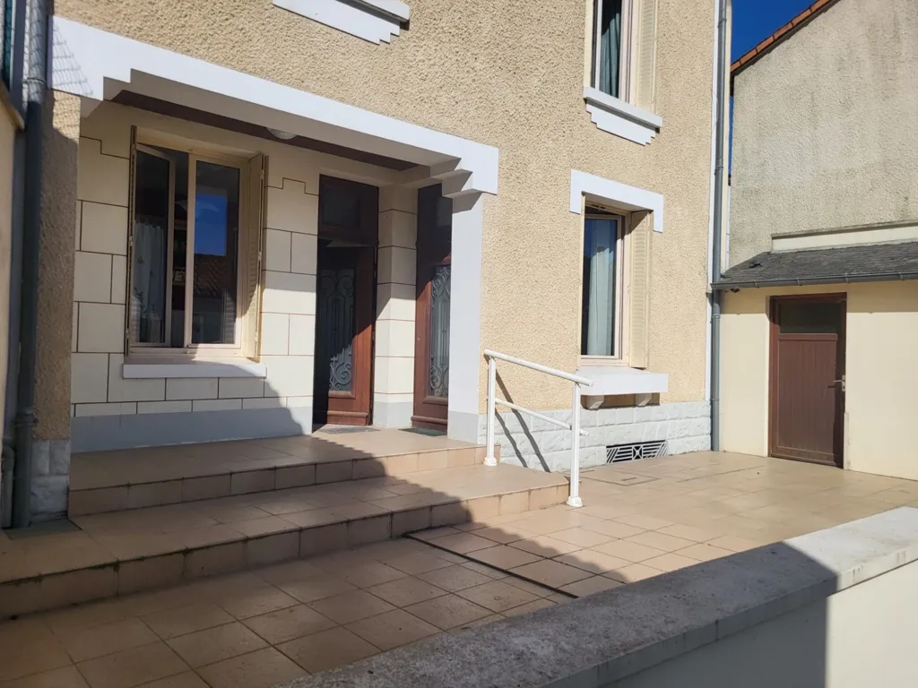 Extérieur - Maison de Caractère avec Terrasse à Airvault