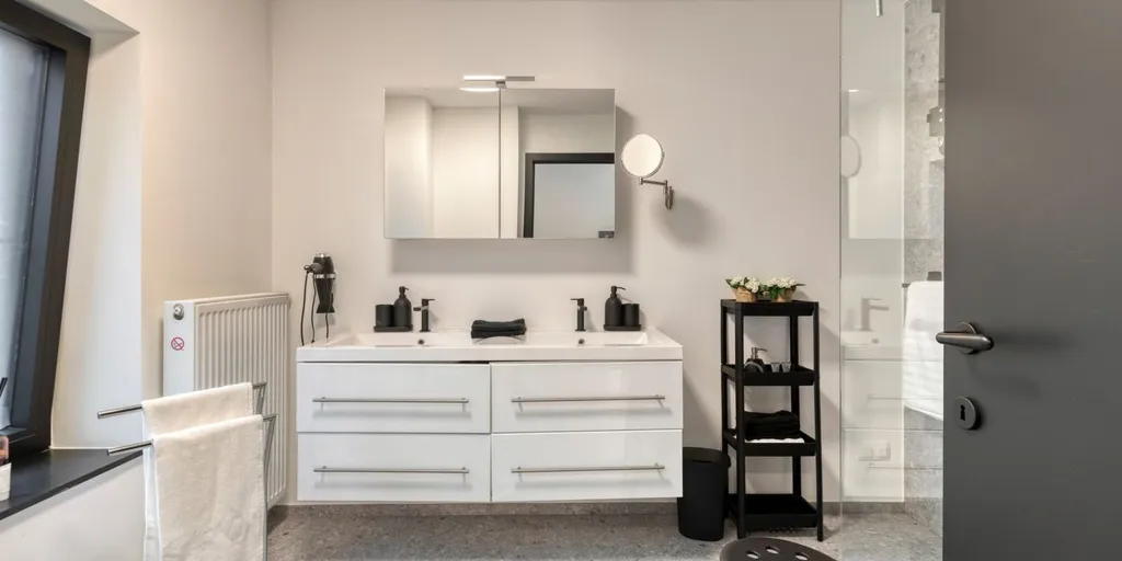 Bathrooms - Characterful Flat with Impressive Interior in Oud-Rekem