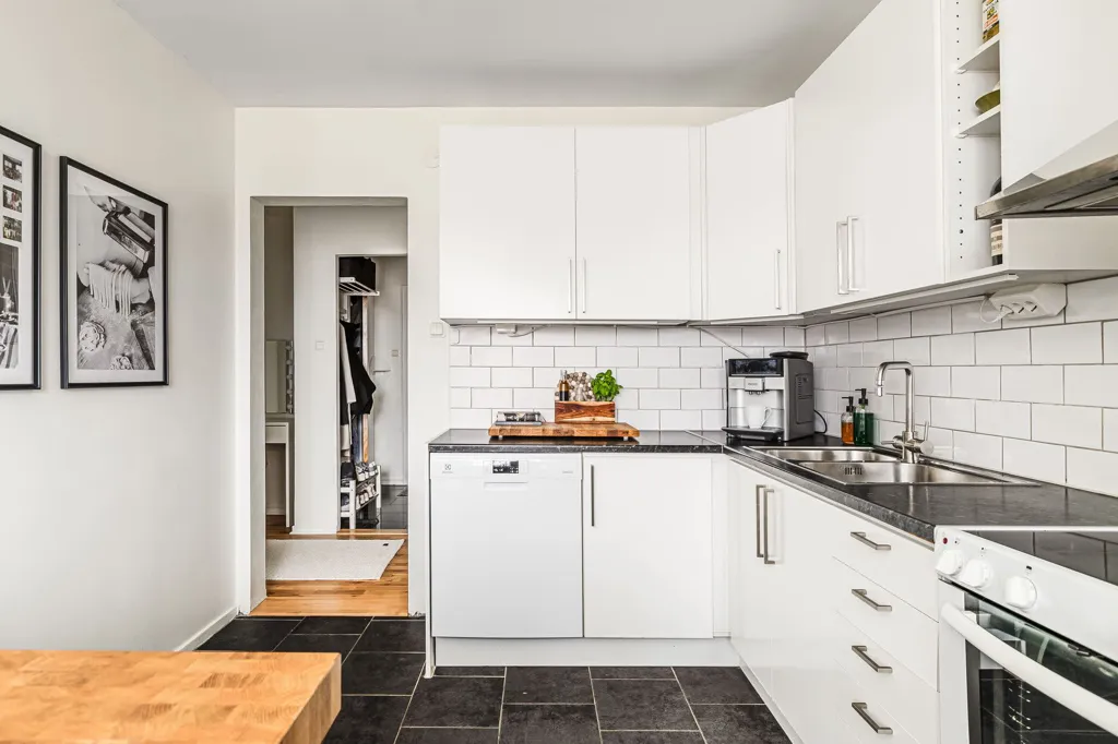 Cuisine - Bright 2-Bedroom Apartment with Balcony in Linköping