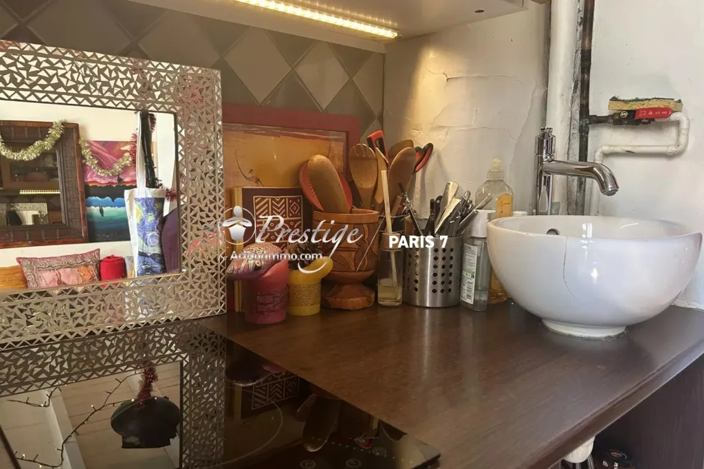 Salles de bain - Studio dans Copropriété à Paris 75003