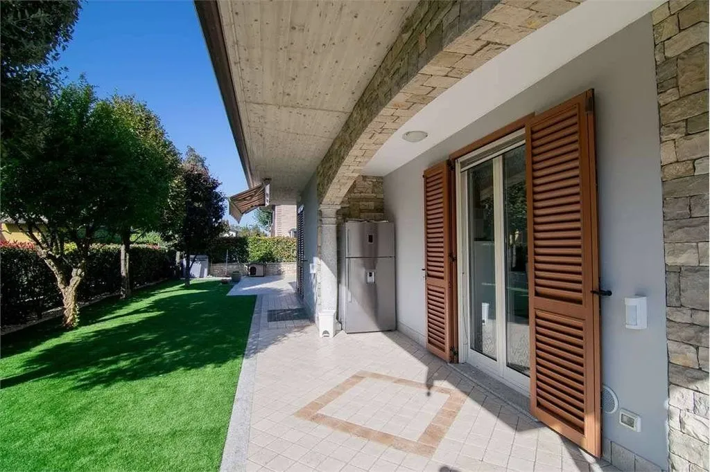 Terrace - Luxury Villa with Private Garden in Boltiere