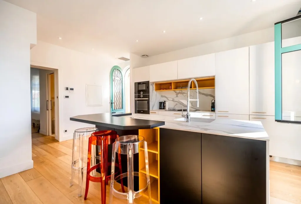 Cuisine - Appartement Luxueux avec Vue Mer à Sainte-Maxime