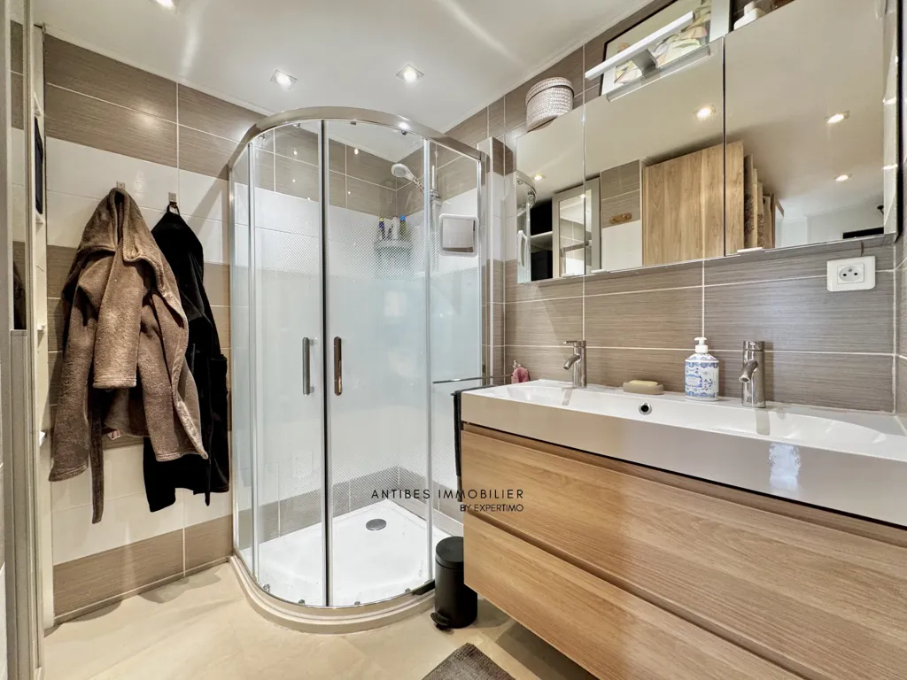 Salles de bain - Maison Individuelle avec Piscine à Mougins