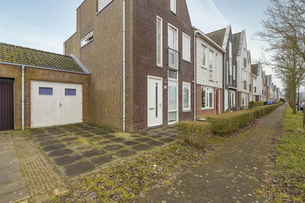 6-room house in Zwaag