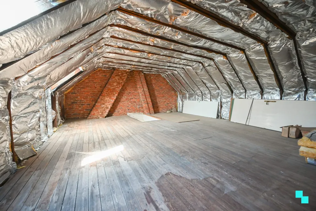 Stanze - Corner House to Renovate in Izegem
