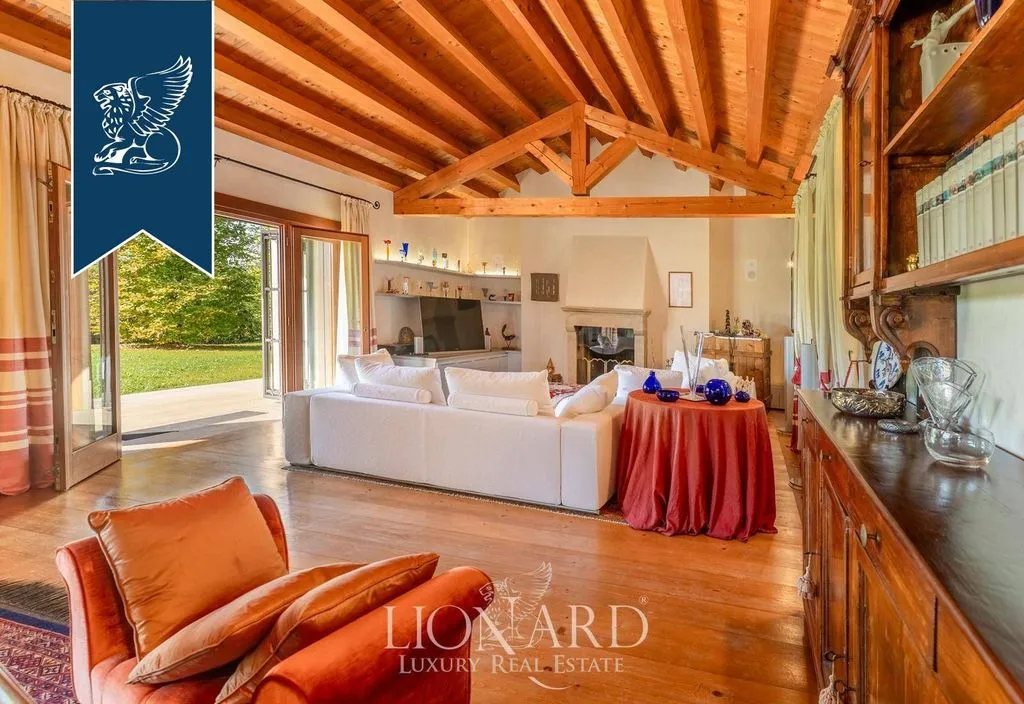 Living Room - Luxury Villa with Private Park in Conegliano