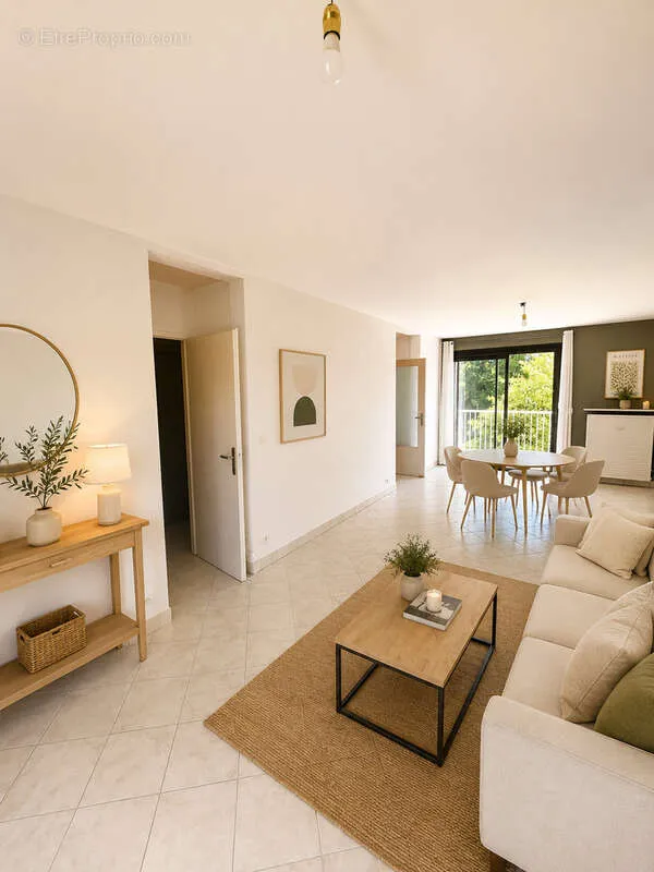 Séjour - Appartement Traversant avec Balcons à Seynod