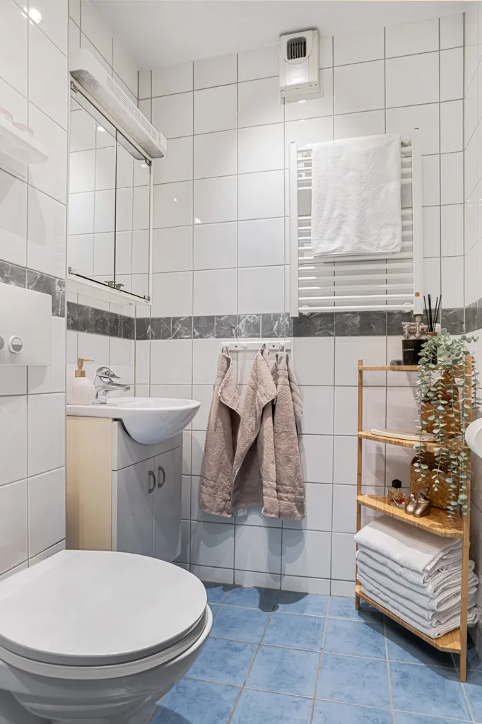 Bathrooms - Apartment with Balcony and Garden in Fredriksdal