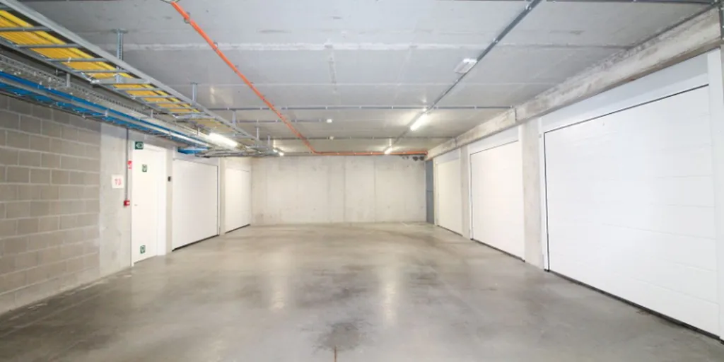 Garage - Appartement Moderne et Luminosité à Ingelmunster