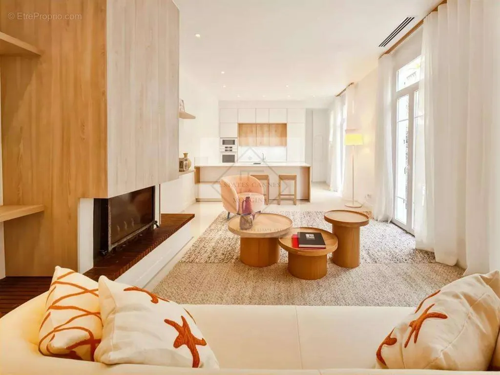 Séjour - Maison de Ville Rénovée avec Cour Privative à Cannes