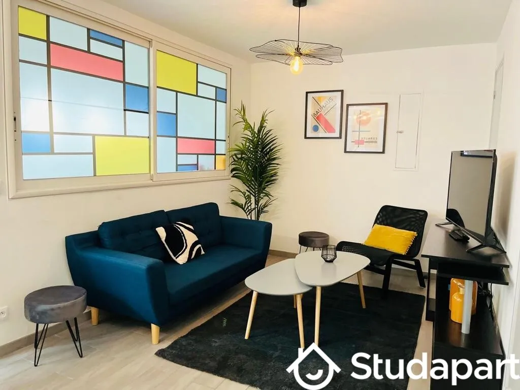 Séjour - Chambre en Colocation avec Salle d'Eau Privative, Quartier Anglais