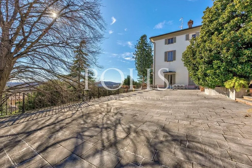 Terrass - Historic Villa with Lakeside Views in Como