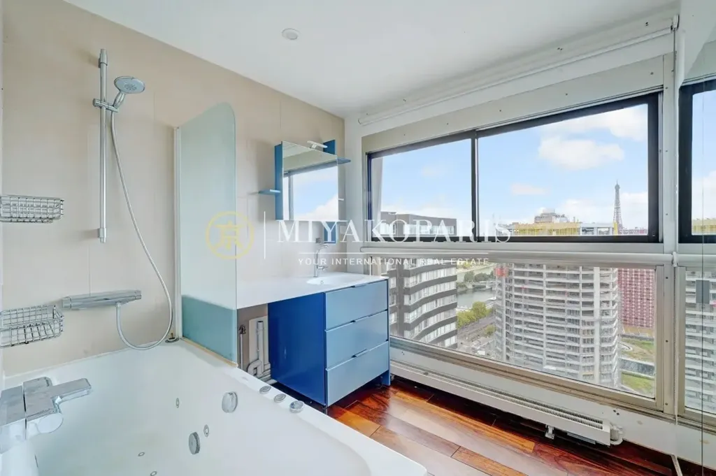 Salles de bain - Duplex avec Vue Panoramique sur Paris, 15ème Arrondissement