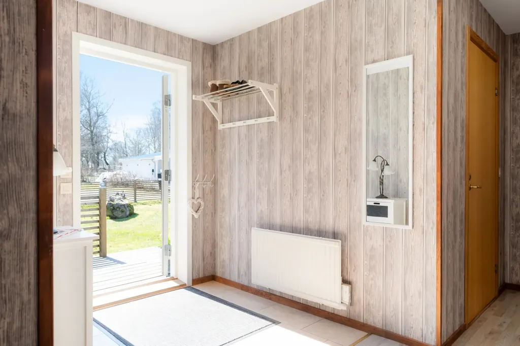 Entrée - Single-Storey House with Garden by Ringsjön