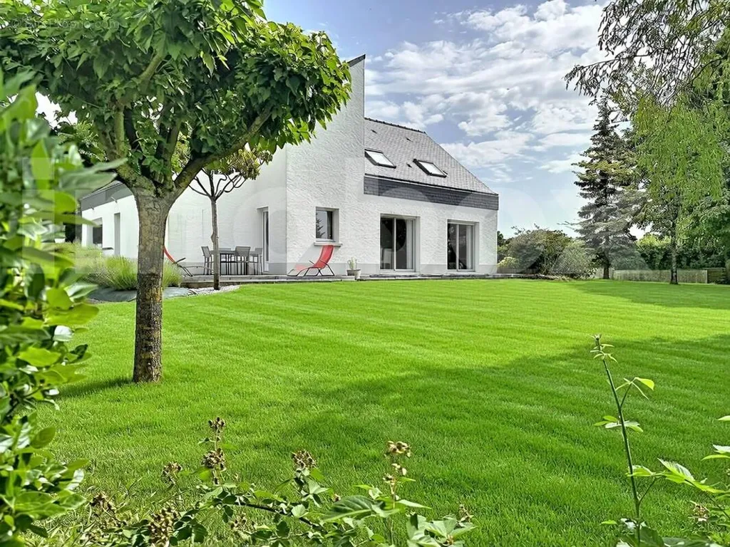 Garden - Architectural House with Garden in Ligné