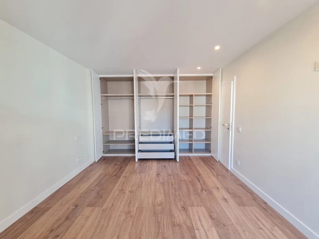 Pièces - Contemporary Duplex with Sea Views in Cascais
