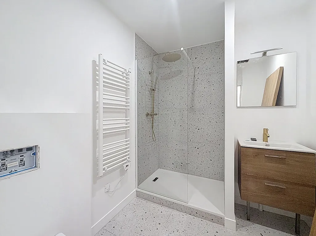 Salles de bain - Maison Contemporaine avec Jardin à Suresnes