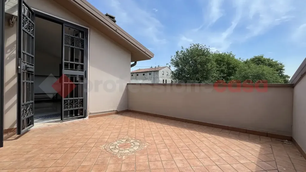 Terrass - Semi-detached Villa with Garden in Erbe'