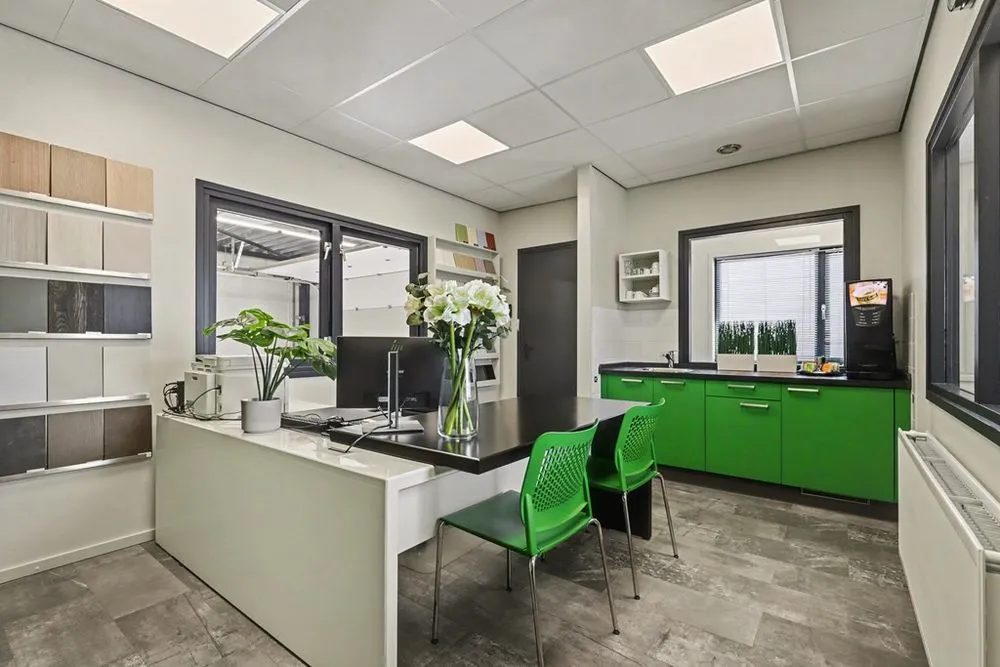 Kabinet - Commercial Unit with Secure Outdoor Space in Strijen