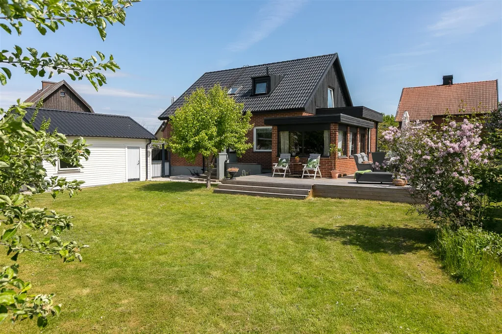 Garden - Modernised Villa with Guesthouse in Malmö