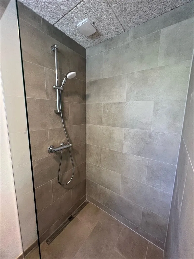 Salles de bain - Modern 1-Bed Flat with Terrace in Kjellerup