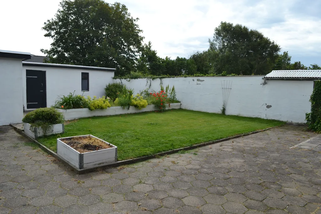 Jardin - Two-Storey Villa with Workshop in Løgstør